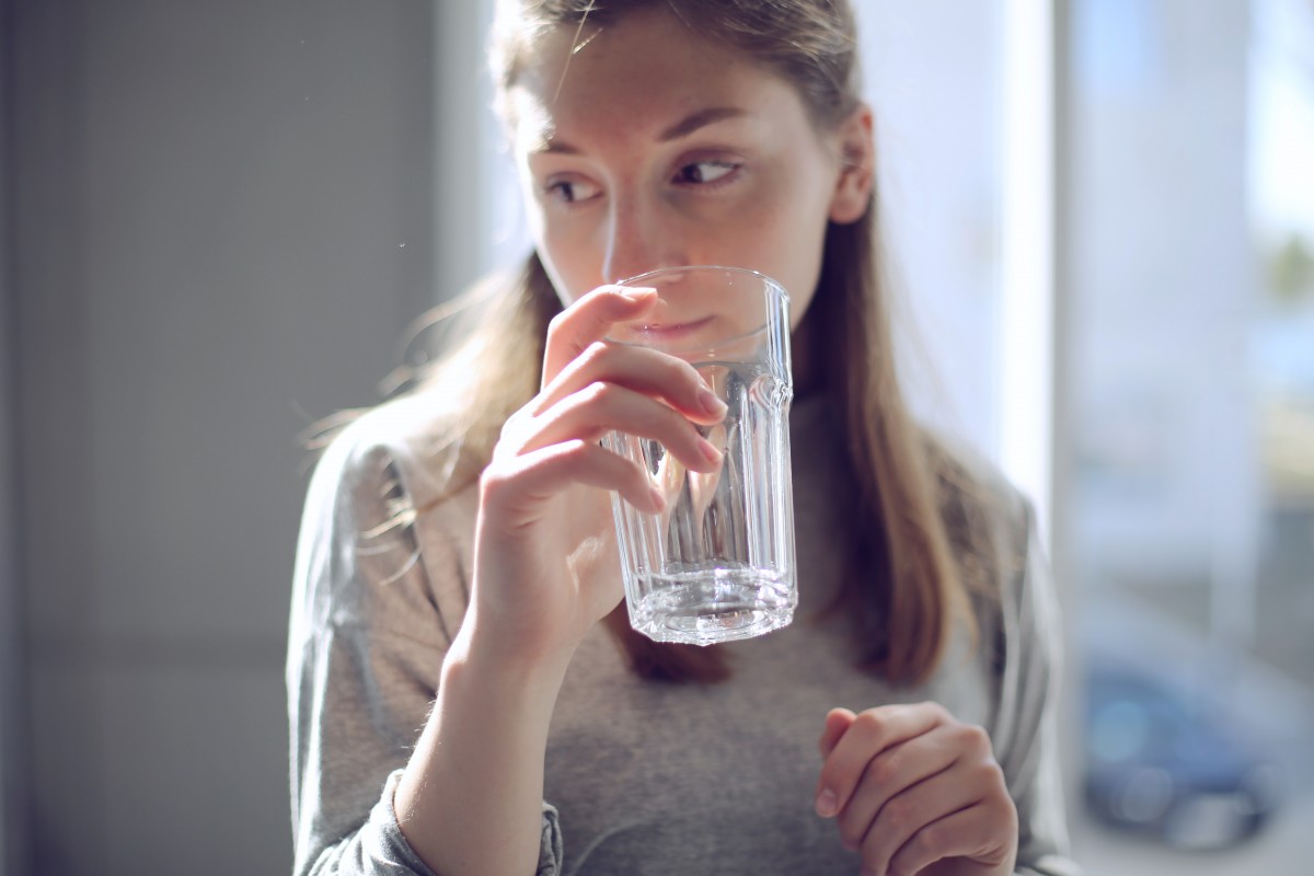 mujer bebiendo agua